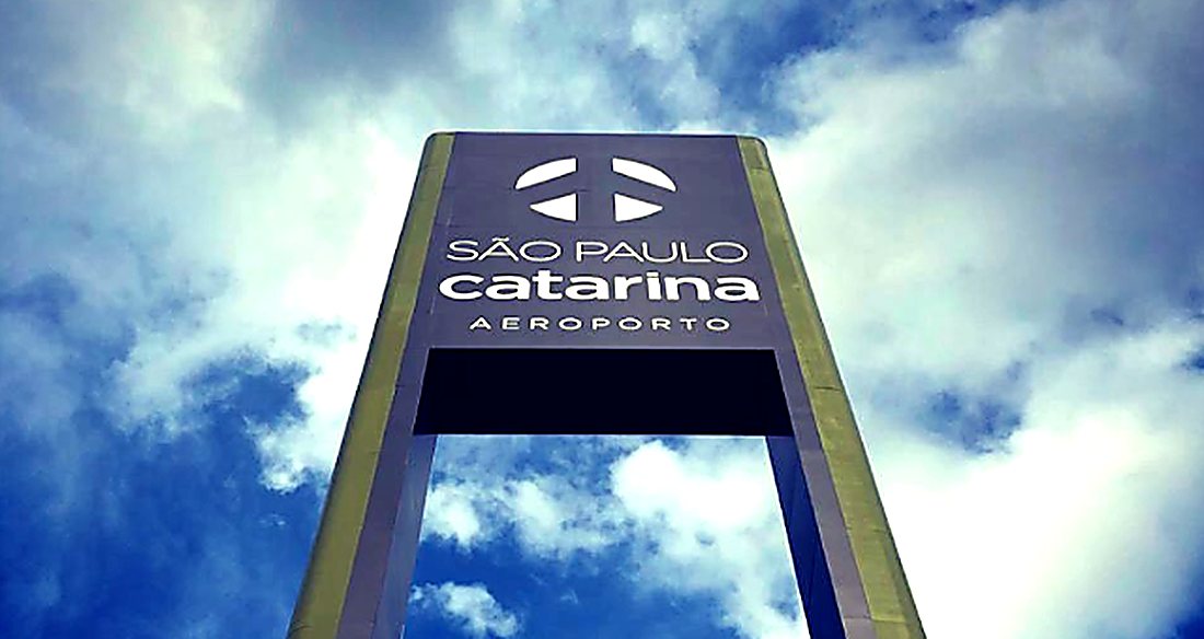 Totem de entrada do Aeroporto Executivo Catarina